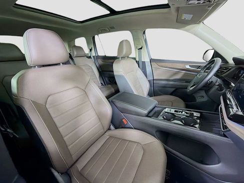 Used 2025 Volkswagen Atlas SEL image 30