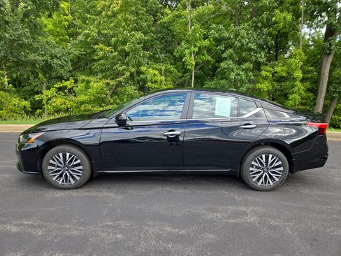 Used 2024 Nissan Altima 2.5 SV w/ SV Premium Package image 5