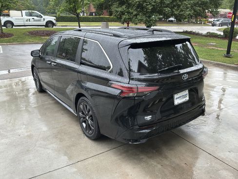 Used 2023 Toyota Sienna XSE FWD image 8