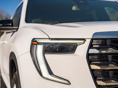 Used 2024 GMC Acadia Elevation image 10