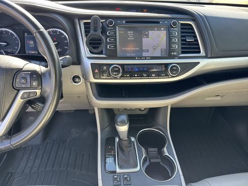 Used 2018 Toyota Highlander XLE image 29