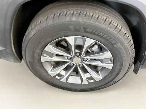 Used 2025 Chevrolet Equinox LT w/ Convenience Package II image 11