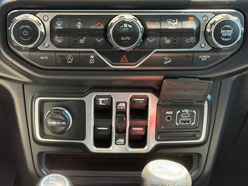 Used 2018 Jeep Wrangler Unlimited Sahara AWD/4WD image 14
