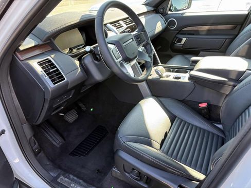 Used 2025 Land Rover Discovery S image 10