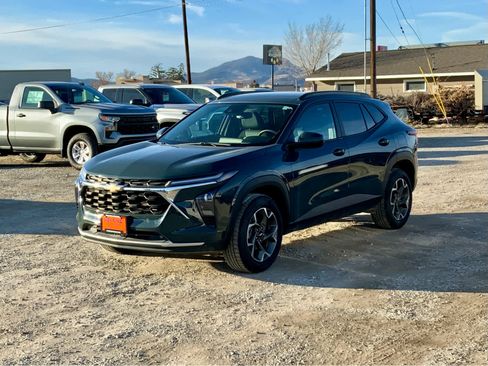 Certified 2025 Chevrolet Trax LT w/ Driver Confidence Package image 1