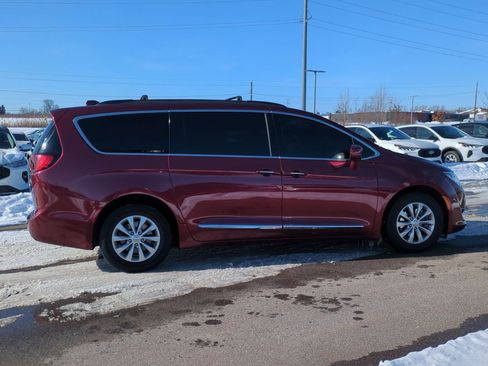 Used 2017 Chrysler Pacifica Touring-L image 9