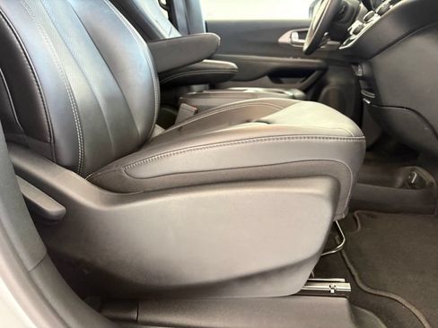 Used 2025 Chrysler Pacifica Select FWD image 38