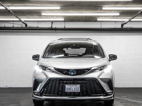 Used 2021 Toyota Sienna XSE image 8