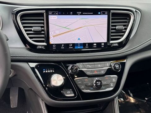 Used 2026 Chrysler Pacifica Limited image 20