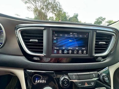 Used 2021 Chrysler Voyager L FWD image 16