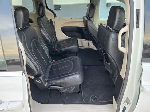 Used 2018 Chrysler Pacifica Touring-L image 21