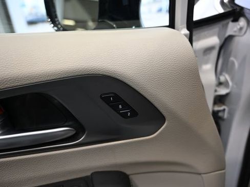 Used 2024 Chrysler Pacifica Touring-L image 26