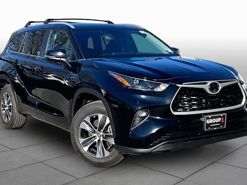 Used 2023 Toyota Highlander XLE AWD/4WD image 3