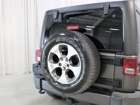 Used 2018 Jeep Wrangler Unlimited Sahara w/ Dual Top Group AWD/4WD image 29
