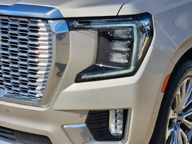 Used 2022 GMC Yukon Denali w/ Advanced Technology Package AWD/4WD image 9