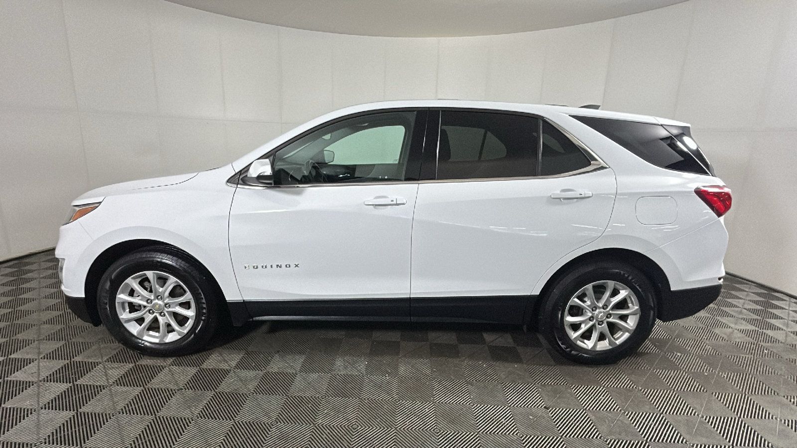 Used 2019 Chevrolet Equinox LT w/ Driver Convenience Package FWD image 7
