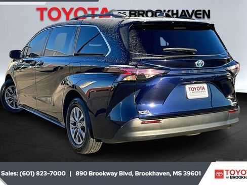 Used 2023 Toyota Sienna LE image 2