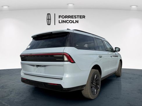 New 2026 Lincoln Navigator Reserve w/ Jet Appearance Package AWD/4WD image 3