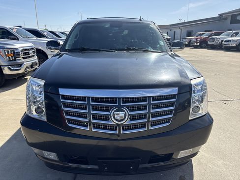 Used 2011 Cadillac Escalade Premium image 2
