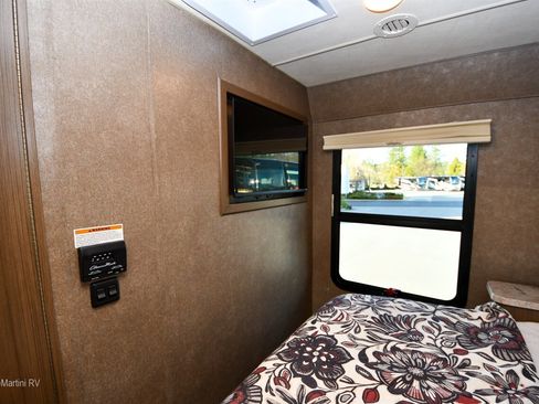 Used 2017 Ford E-450 and Econoline 450 Super Duty w/ A/C Prep Package image 5