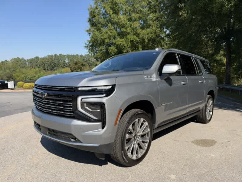Used 2025 Chevrolet Suburban High Country AWD/4WD image 4