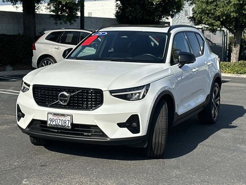 Certified 2025 Volvo XC40 B5 Plus image 8