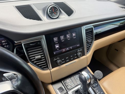 Used 2018 Porsche Macan AWD/4WD image 28