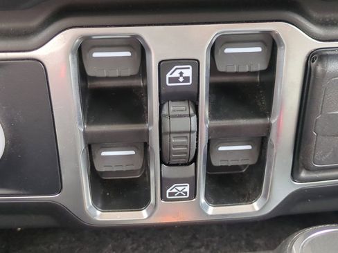 Used 2025 Jeep Wrangler Unlimited Sahara AWD/4WD image 25