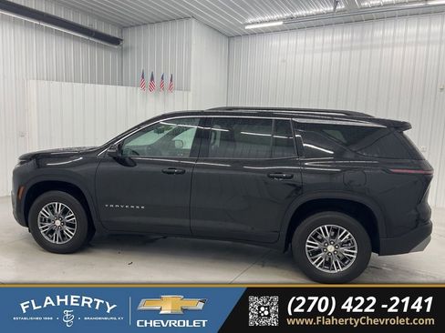 Used 2025 Chevrolet Traverse LT image 5
