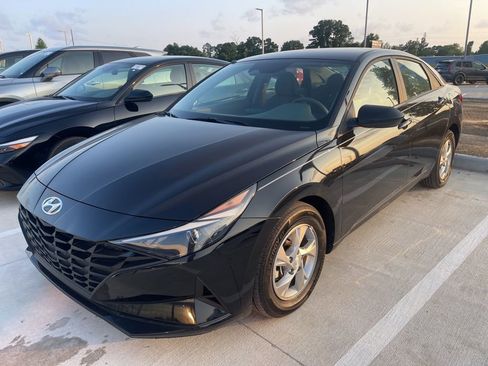 Used 2023 Hyundai Elantra SE w/ Cargo Package FWD image 1
