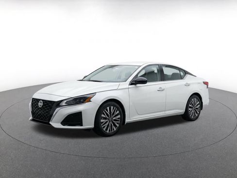 Used 2025 Nissan Altima 2.5 SV FWD image 3