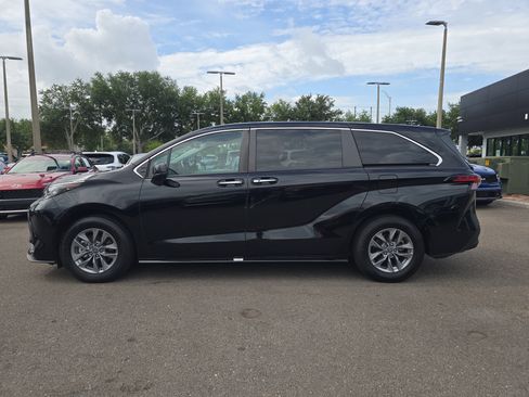 Used 2022 Toyota Sienna XLE FWD image 4