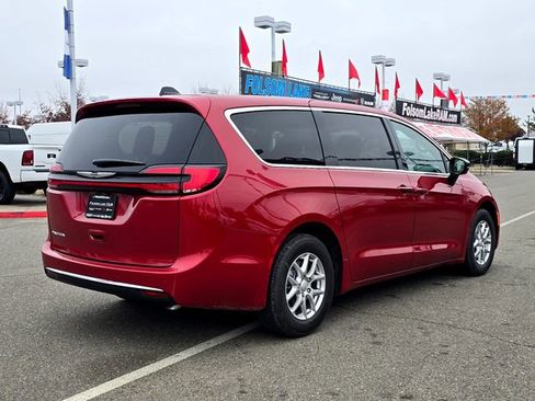 New 2026 Chrysler Pacifica Select image 4