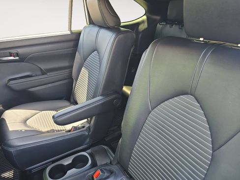 Certified 2024 Toyota Highlander XSE FWD image 13