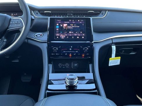 New 2025 Jeep Grand Cherokee Laredo image 3