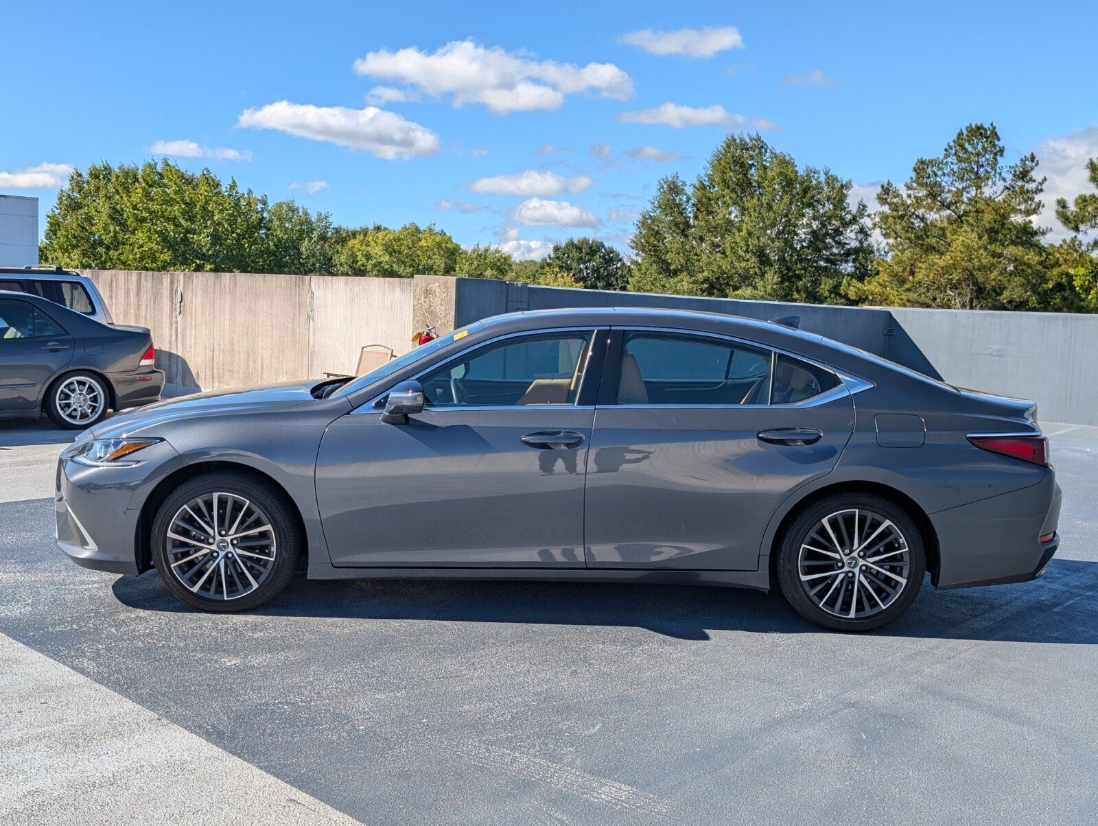 Used 2025 Lexus ES 350 w/ Premium Package FWD image 2
