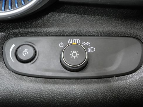 Used 2025 Chevrolet Trax LT FWD image 13
