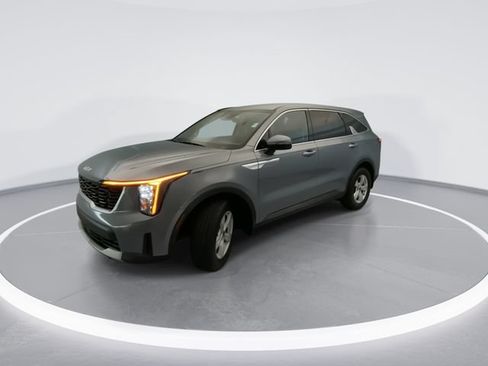 Used 2025 Kia Sorento LX FWD image 4