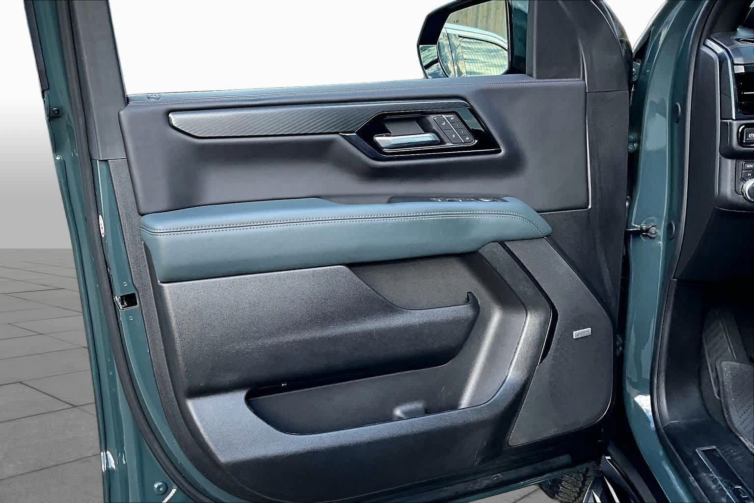 Used 2025 GMC Yukon XL AT4 AWD/4WD image 24