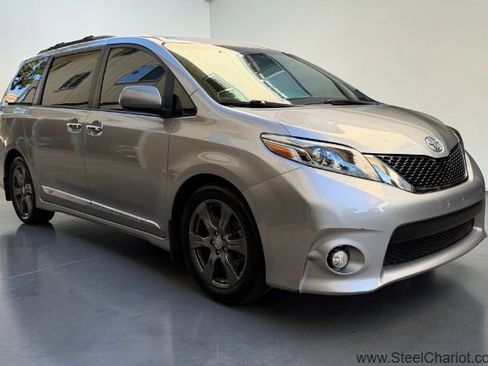 Used 2017 Toyota Sienna SE w/ Protection Package image 8