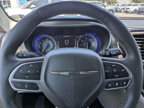 Used 2023 Chrysler Pacifica Touring-L FWD image 21