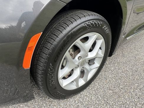 Used 2017 Chrysler Pacifica Touring-L w/ Tire & Wheel Group image 95