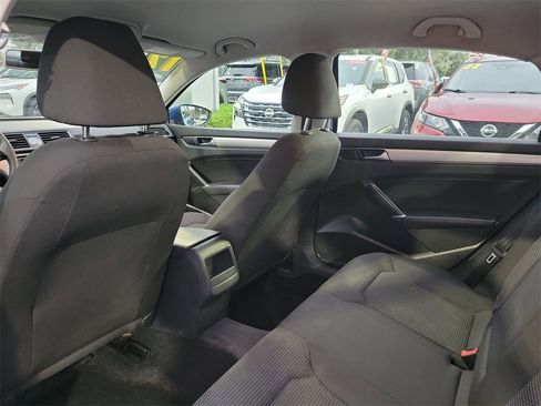 Used 2017 Volkswagen Passat 1.8T S image 8