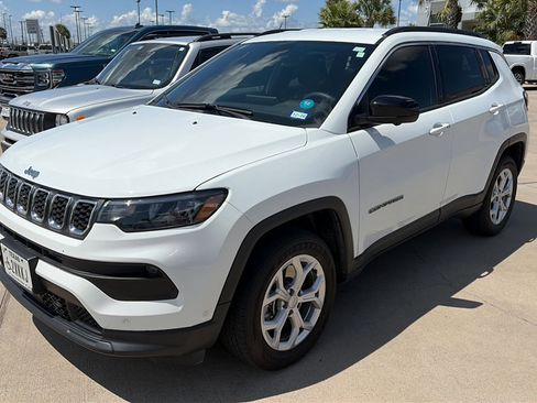 Used 2024 Jeep Compass Latitude w/ Convenience Group AWD/4WD image 2