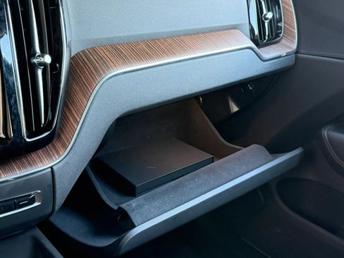 Used 2022 Volvo XC60 B5 Momentum image 56