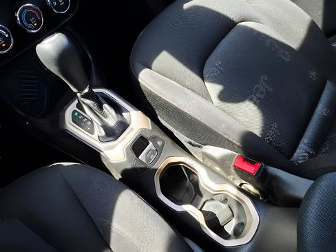 Used 2015 Jeep Renegade Latitude FWD image 32