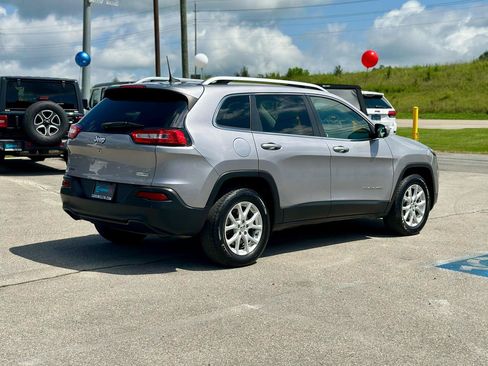 Used 2018 Jeep Cherokee Latitude w/ Mobile Office Group AWD/4WD image 4