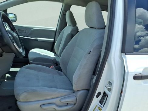 Used 2020 Toyota Sienna L FWD image 12