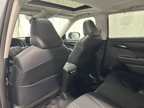 Used 2020 Toyota Highlander XLE AWD/4WD image 46