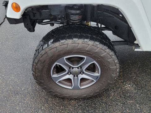 Used 2015 Jeep Wrangler Unlimited Sahara image 6